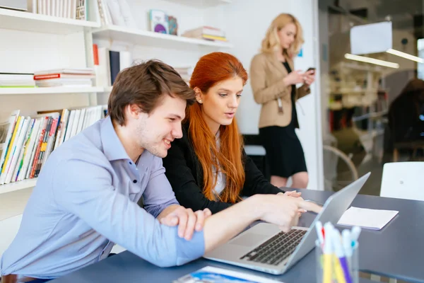 Företagare som arbetar på kontor — Stockfoto