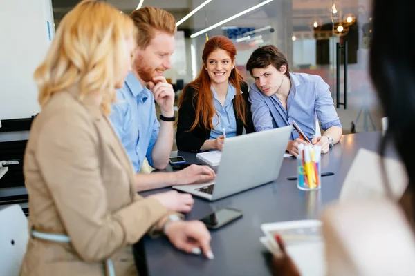 Geschäftsleute arbeiten in sauberem weißen Büro — Stockfoto