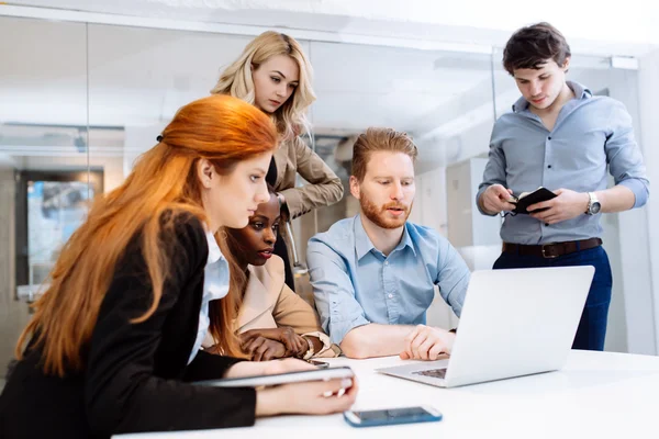 Gente de negocios trabajando en oficina —  Fotos de Stock