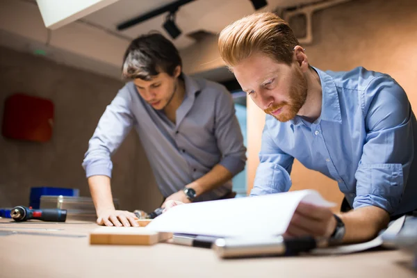 Diseñadores profesionales mirando boceto — Foto de Stock