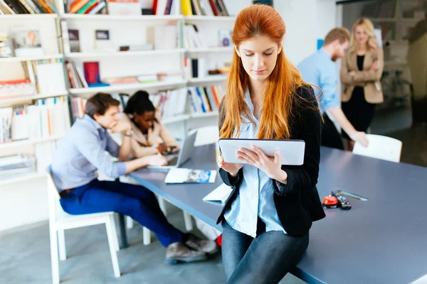 Affärskvinna anläggning tablet i office — Stockfoto