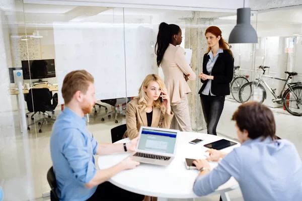 Gruppe von Geschäftsleuten, die im Büro arbeiten — Stockfoto