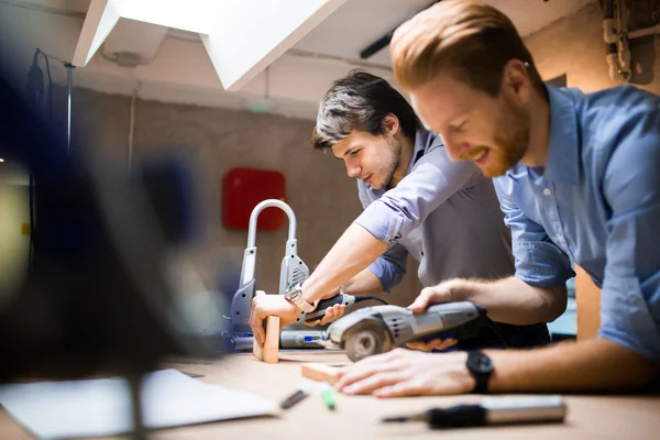 Zwei kreative Designer arbeiten in der Werkstatt — Stockfoto