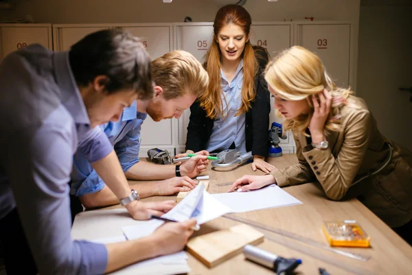 Gruppen av formgivare som arbetar på projektet — Stockfoto