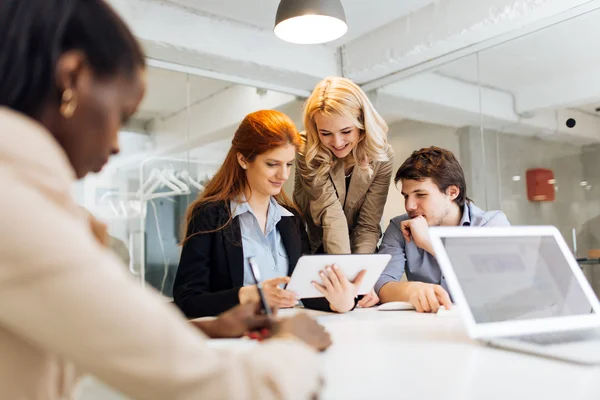 Gruppo di uomini d'affari che lavorano in ufficio — Foto Stock