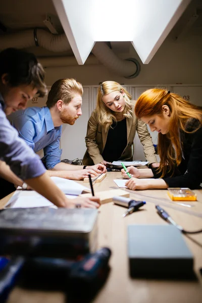 Gruppen av formgivare som arbetar på projektet — Stockfoto