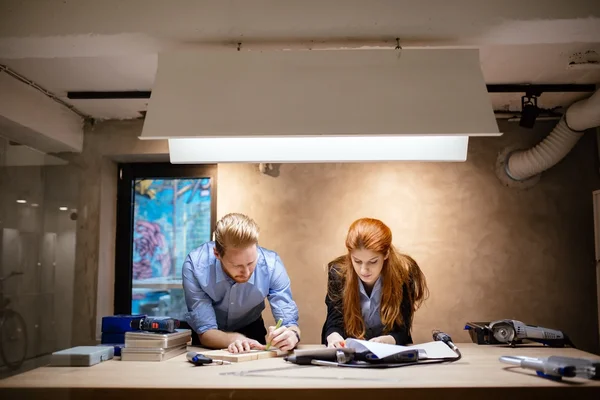 Designers travaillant dans un bureau moderne — Photo