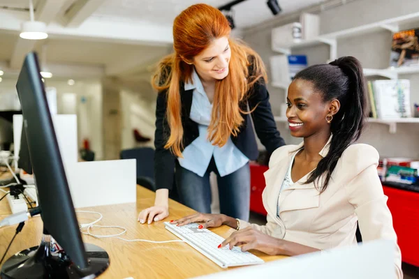 Gli uomini d'affari collaborano in ufficio — Foto Stock