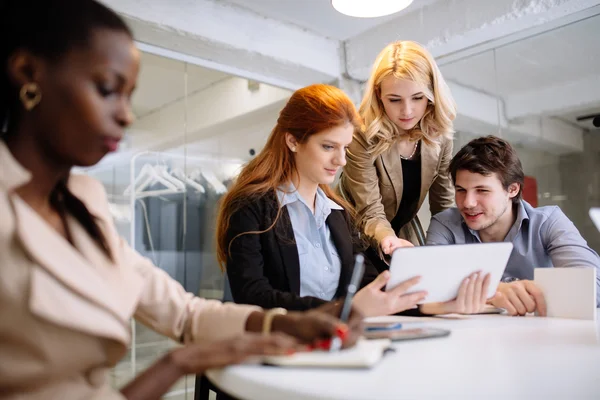 Groupe de gens d'affaires travaillant dans le bureau — Photo