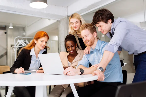 Geschäftsleute im Büro — Stockfoto