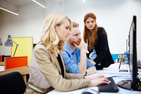 Multi-etnische mensen werken in moderne kantoor — Stockfoto