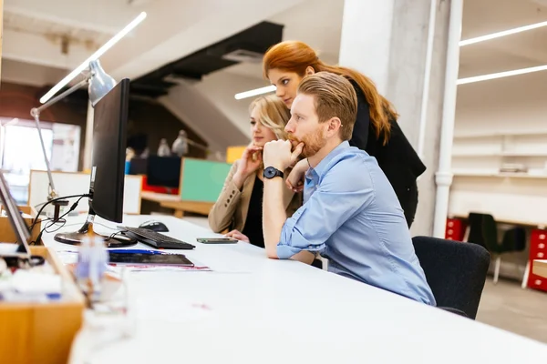 Businesspeople collaborating in office — Stock Photo, Image