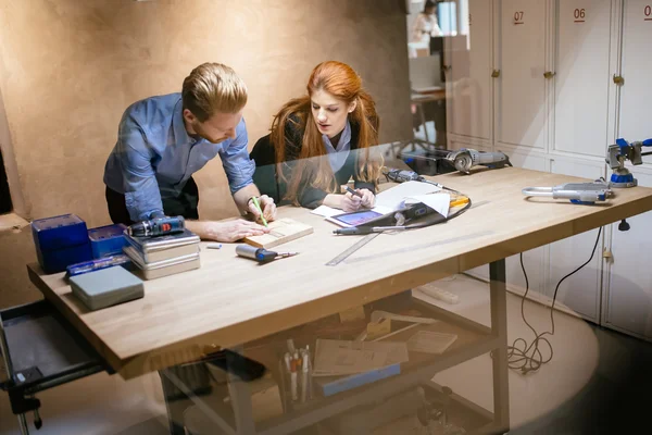 Diseñadores trabajando en oficinas modernas — Foto de Stock