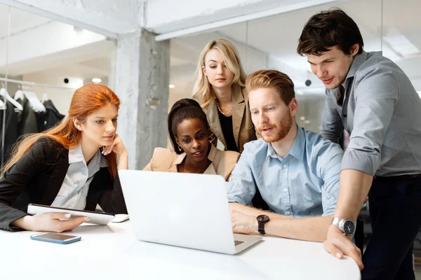 Gente de negocios trabajando en oficina — Foto de Stock