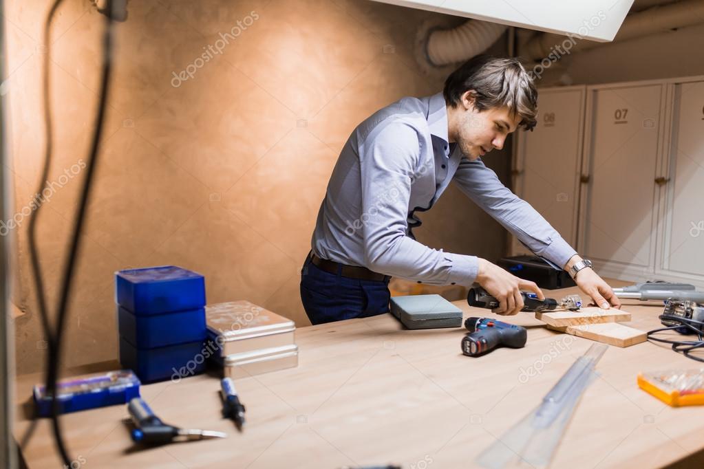 Joiner trabalhando e projetando na bancada — Fotografias de Stock © nd3000 99600540