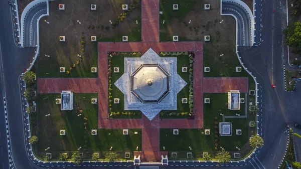 Banda Aceh şehrindeki Büyük Cami Kulesi 'nin fotoğrafı.