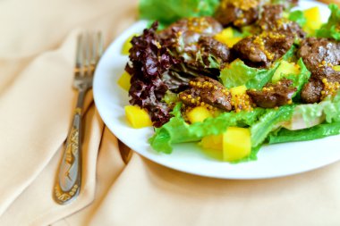 Pişmiş tavuk karaciğer ile beyaz tabakta marul ile