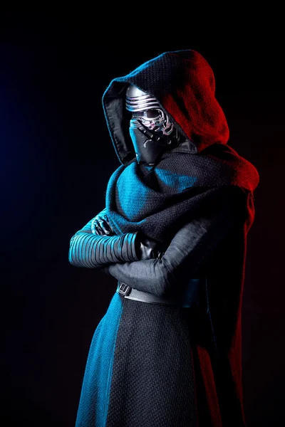 Retrato de Darth Vader traje réplica con la mano agarradera y su espada  . — Foto de Stock