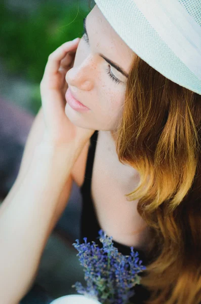 Pretty girl resting on nature — Stock Photo, Image