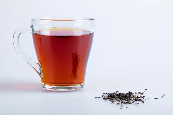Chá preto na xícara de vidro — Fotografia de Stock