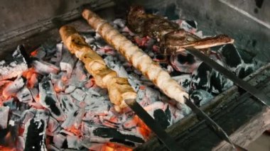 kömürlerin üzerinde et pişirme