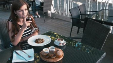 Kız şarap içme ve gülümseyen