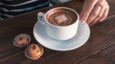 Kız eller kapuçino, yakın çekim engel