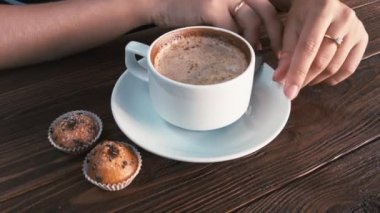 Kız eller kapuçino, yakın çekim engel