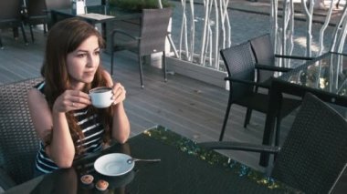 kahve içme ve gülümseyen kadın