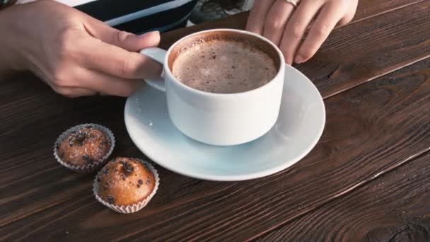 Mãos de menina interferir cappuccino, close-up — Vídeo de Stock