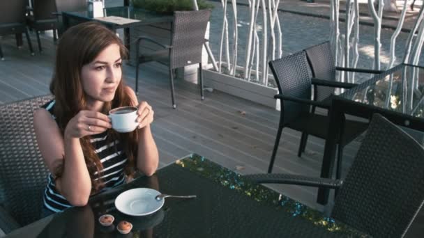 Kobieta pije kawę i uśmiechając się — Wideo stockowe