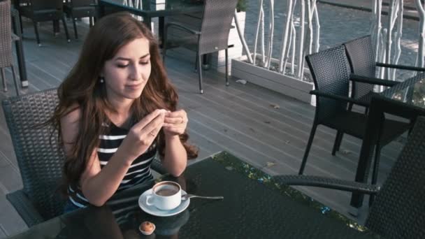 Nő iszik kávé és mosolyog — Stock videók