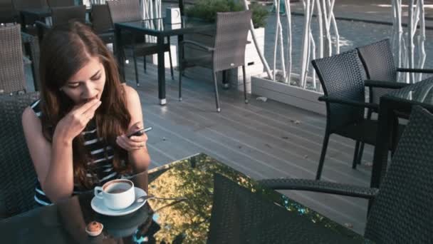 Vrouw koffie drinken en kijken naar smartphone — Stockvideo