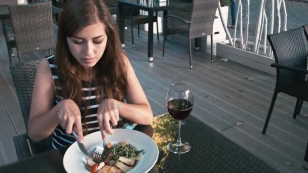 かわいい女の子が食べ物や飲み物のワイン — ストック動画