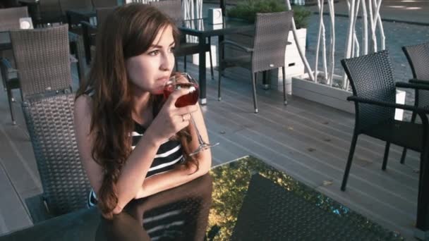 A menina está bebendo vinho e sorrindo — Vídeo de Stock