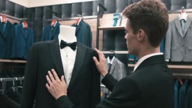 Klasik giysi ve ayakkabı adam satın alır