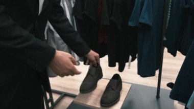 Klasik giysi ve ayakkabı adam satın alır