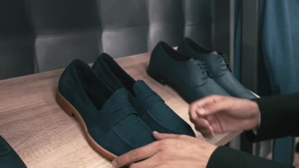 Man koopt klassieke kleding en schoenen — Stockvideo