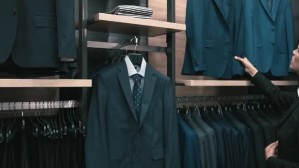 Homme achète des vêtements et des chaussures classiques — Video