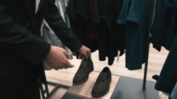 El hombre compra ropa y zapatos clásicos — Vídeo de stock