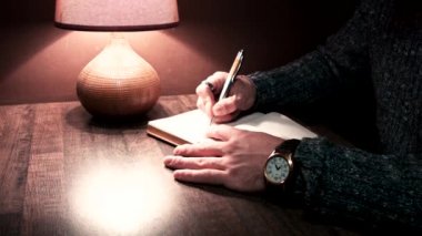 Bir defter kalem yazma Table'daki