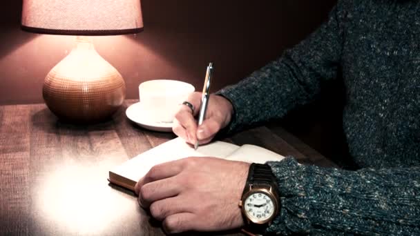 Mãos na mesa escrevendo em um caderno — Vídeo de Stock