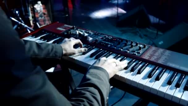 Handen spelen op een synthesizer — Stockvideo