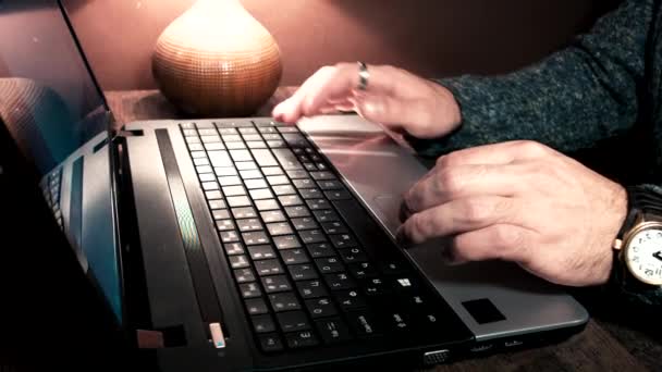 O cara na mesa trabalhando em laptop e smartphone — Vídeo de Stock