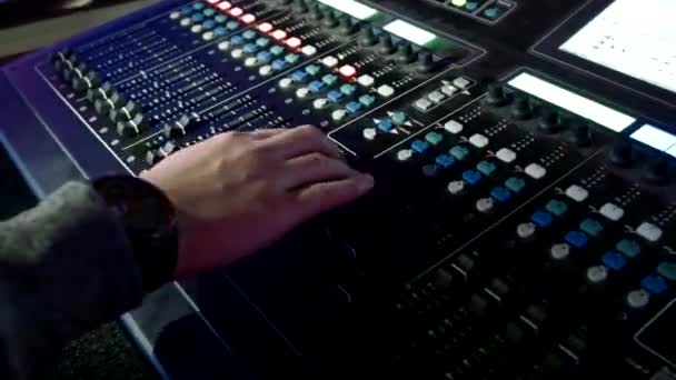 Hand turns the sound — Stock Video