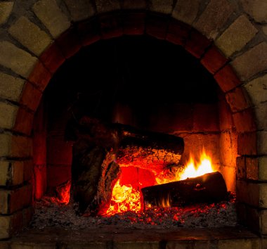 Bir şömine bulunan bir ateş yakar.