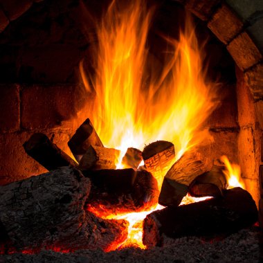 Bir şömine bulunan bir ateş yakar.