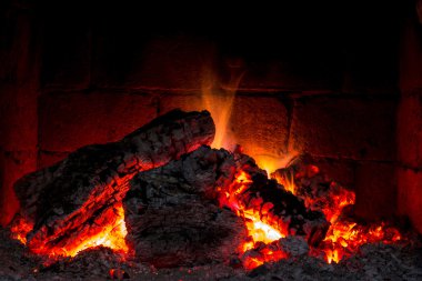 Bir şömine bulunan bir ateş yakar.