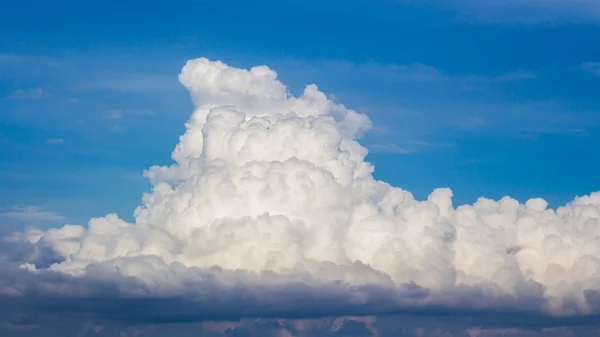 Blue sky with puffy clouds — Stock Photo, Image