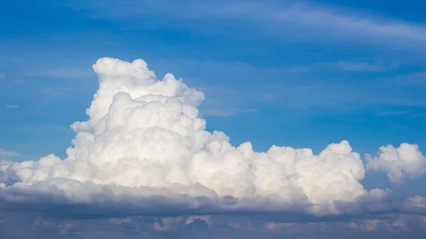Błękitne niebo z bufiastymi chmurami — Zdjęcie stockowe
